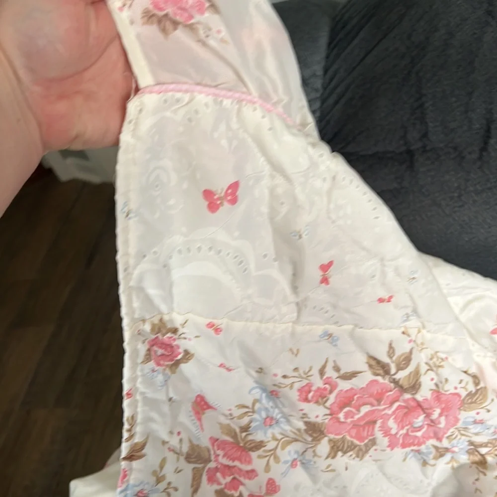 Set: 2 standard pillow cases & 1 comforter: white, pink flowers and butterflies